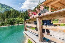 Am Verwallsee - Spielen und die Bergwelt genießen am Verwallsee.  • © TVB St. Anton am Arlberg_Fotograf-Patrick Bätz